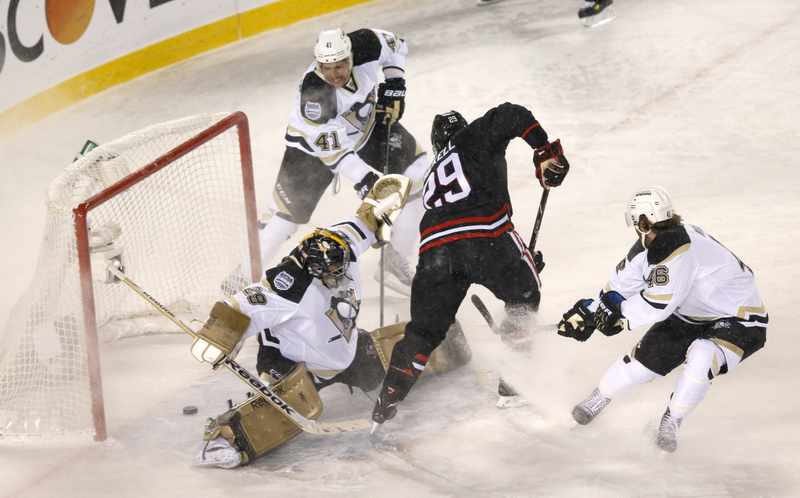 Illustration for article titled Penguins-Blackhawks Made For Lovely, Snow-Filled Photos